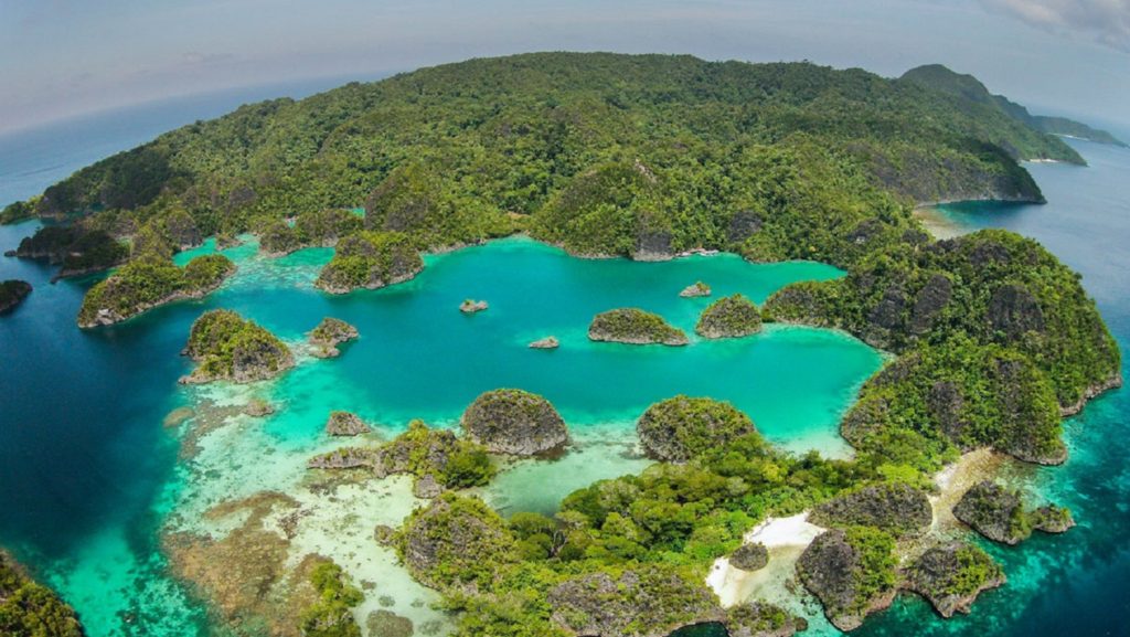 visiting the fam and penemu islands on a day trips is one of the great activities in Raja Ampat