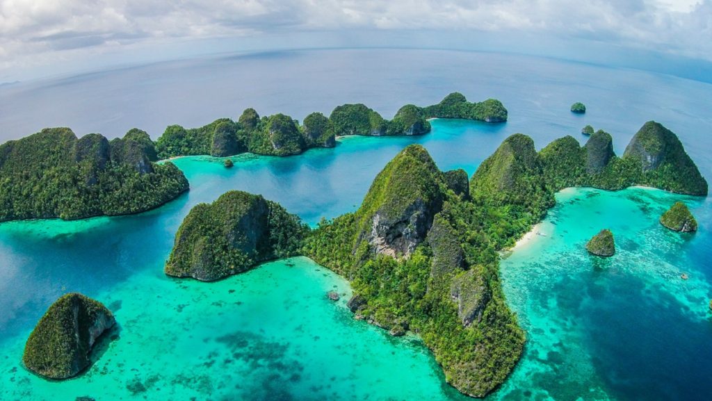 the wayag island day trip is a great Raja Ampat adventure that you can do with Papua Explorers