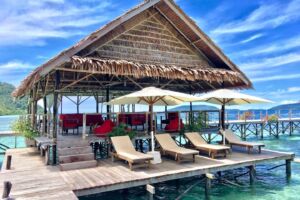 (English) Sunloungers at the front with the spa at the back