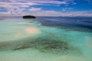(English) panoramic view of a sandbank and island used for diving breaks near Papua Explorers Resort
